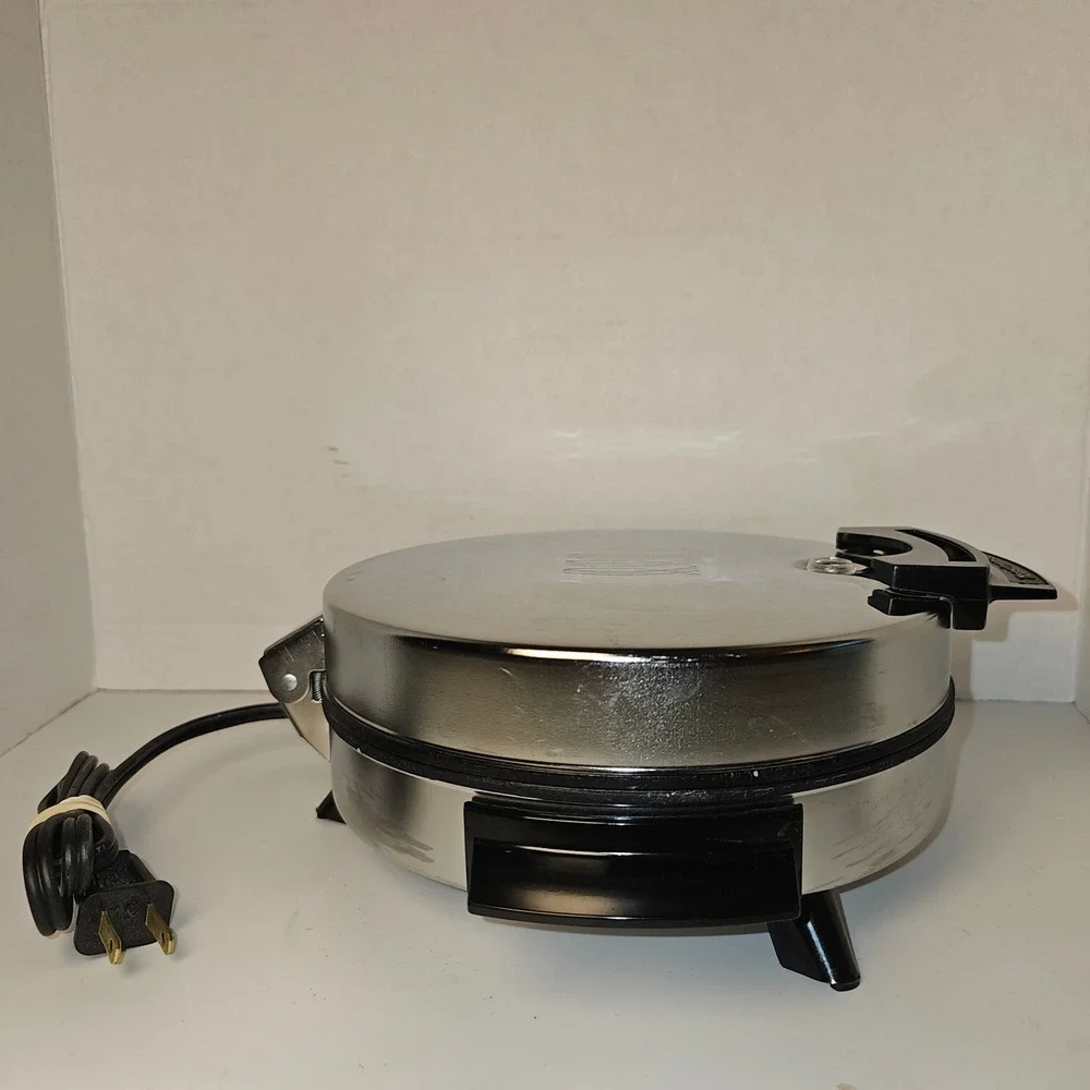 Toastmaster W252H Round Waffle Baker Maker Chrome 650W 7‎ Inch Grid Vintage